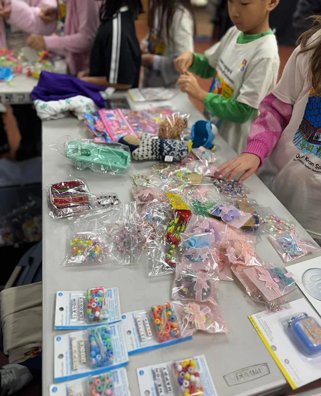 🎉🍂 가을학기 마지막 날은 시장놀이로 마무리했어요! 500원, 100원, 50원, 10원짜리 한국 동전을 처음 만져보고 직접 써보는 아이들 💰✨ 올해는 특히 맛있는 간식이 많아서 아이들이 더 즐거워했답니다 😋🍪
🙏💖 함께 해주신 로컬 벤더 분들께 진심으로 감사드려요! 내년에 또 만나요 👋😊✨ @aseatatthetablebooks
@chezjulia_banheemom
@pixpress_us 🎉🍂 On the last day of our fall semester at Korean School, we wrapped up with Market Play! The kids got to touch and use Korean coins for the first time — 500 won, 100 won, 50 won, and 10 won 💰✨ This year, there were lots of yummy snacks, so everyone had an extra fun time 😋🍪
🙏💖 A big thank you to our local vendors for joining us!
See you again next year 👋😊✨