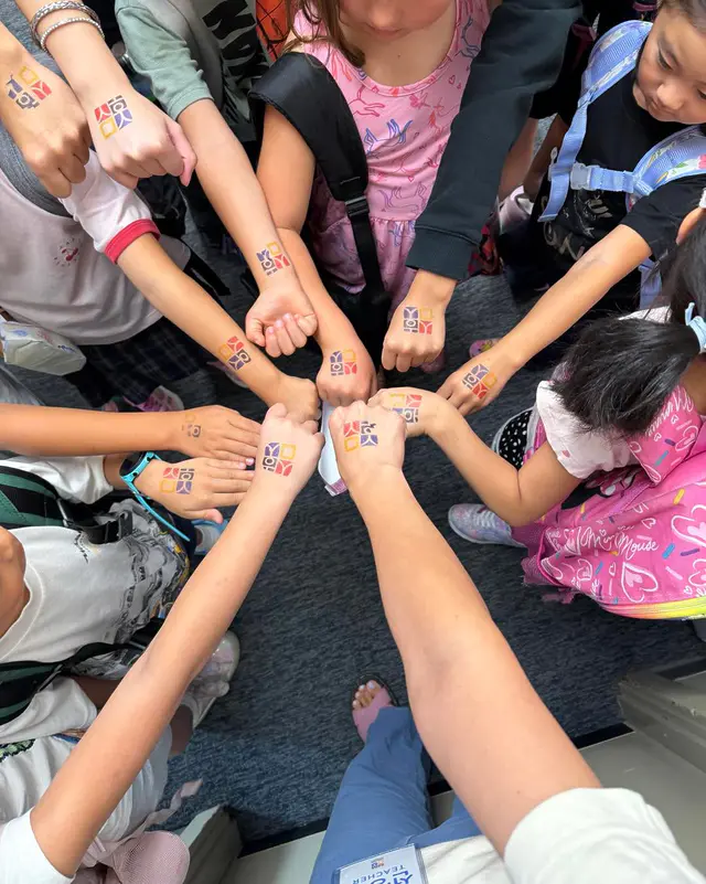 🎒 새로운 보금자리에서 맞이한 첫 수업 날! ✨  드디어 새 공간에서 우리한국학교의 신나는 가을학기가 시작되었습니다! 🥳🏫
아이들은 한국어로 자기 이름을 예쁘게 적어보고, KLCCSac 로고에 담긴 알록달록한 색깔과 의미도 알아보았어요. 귀여운 타투 스티커까지 붙이며 웃음꽃이 피어난 첫날이었습니다! 🎨 붙이고, 적고, 웃으며 채워갈 이번 학기가 정말 기대됩니다! 🚀💙  🎒 First Day of School at Our New Home! ✨
Our exciting new semester has kicked off at our new location! 🥳🏫
Students had a blast writing their names in Korean, learning the vibrant colors and meaning behind the KLCCSac logo, and showing off their cool tattoo stickers! 🎨 We can't wait to see all the learning, laughter, and fun this semester will bring! 🚀💙  #KLCCSac #OurKoreanSchool #2026schoolyear📚✏️